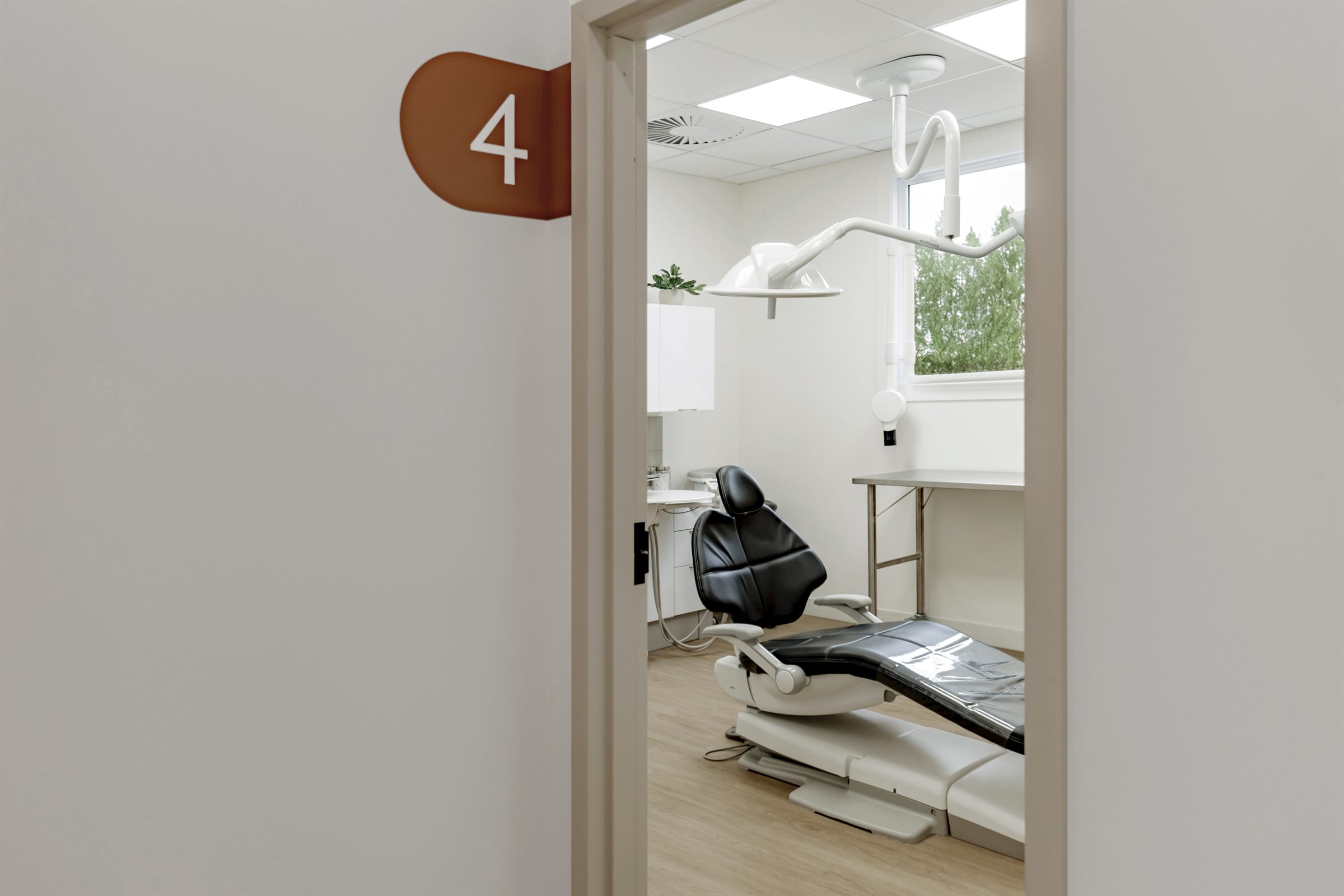 Corridor et numérotation des salles de soins de la Clinique dentaire Manicouagan, Baie-Comeau